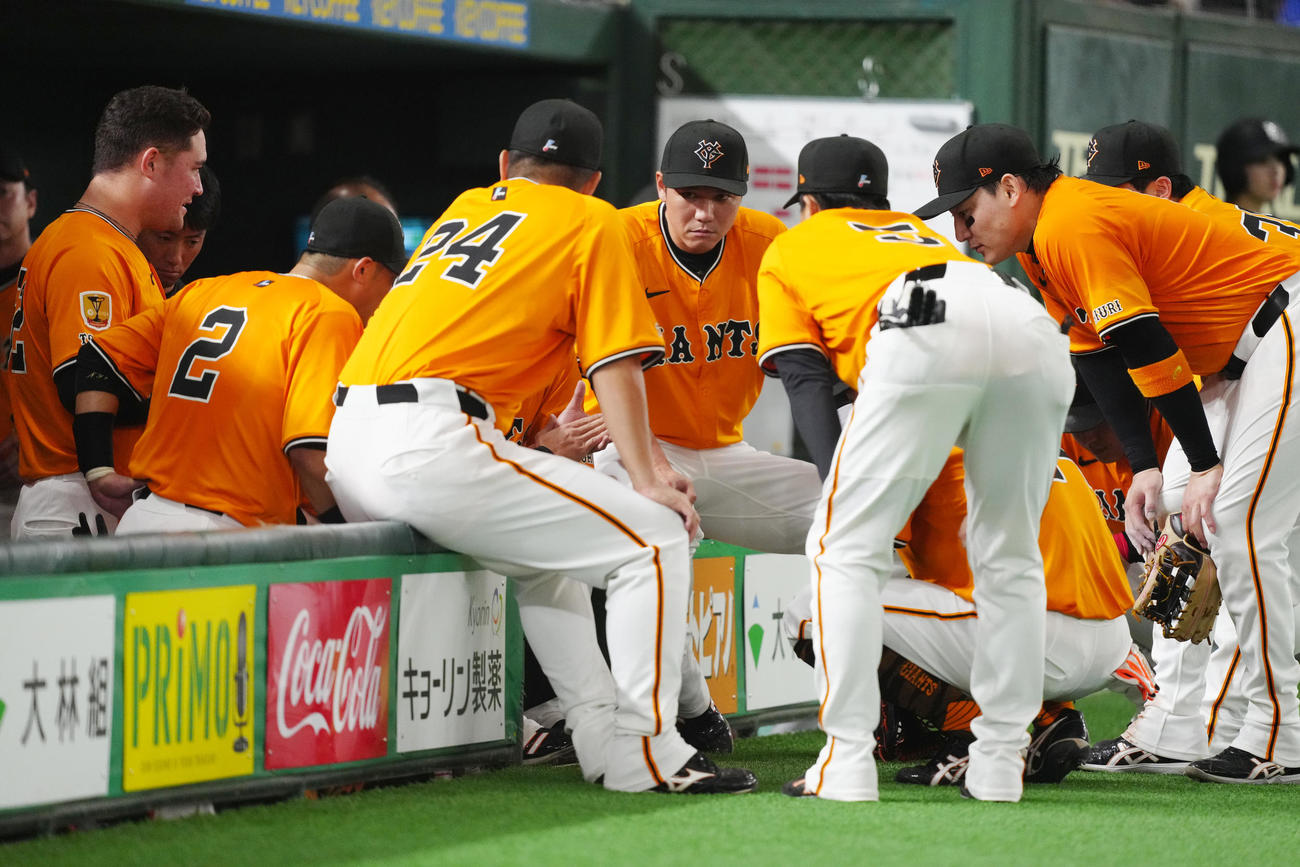 巨人対DeNA 5回裏開始前、円陣を組む巨人の選手たち（撮影・江口和貴）