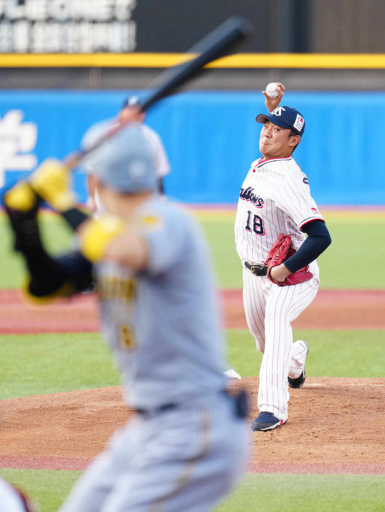 ヤクルト対阪神　先発し力投するヤクルト奥川。打者阪神佐藤輝（撮影・鈴木みどり）