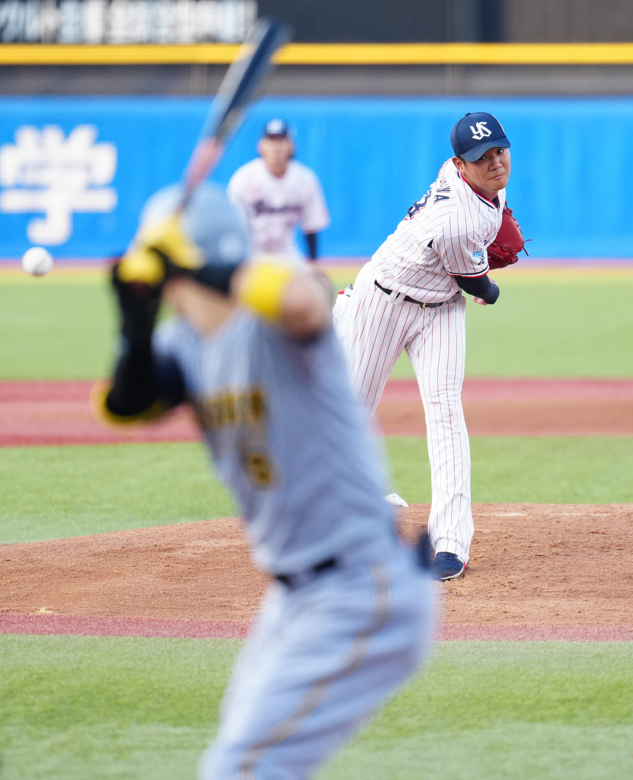 ヤクルト対阪神　先発し力投するヤクルト奥川。打者阪神佐藤輝（撮影・鈴木みどり）