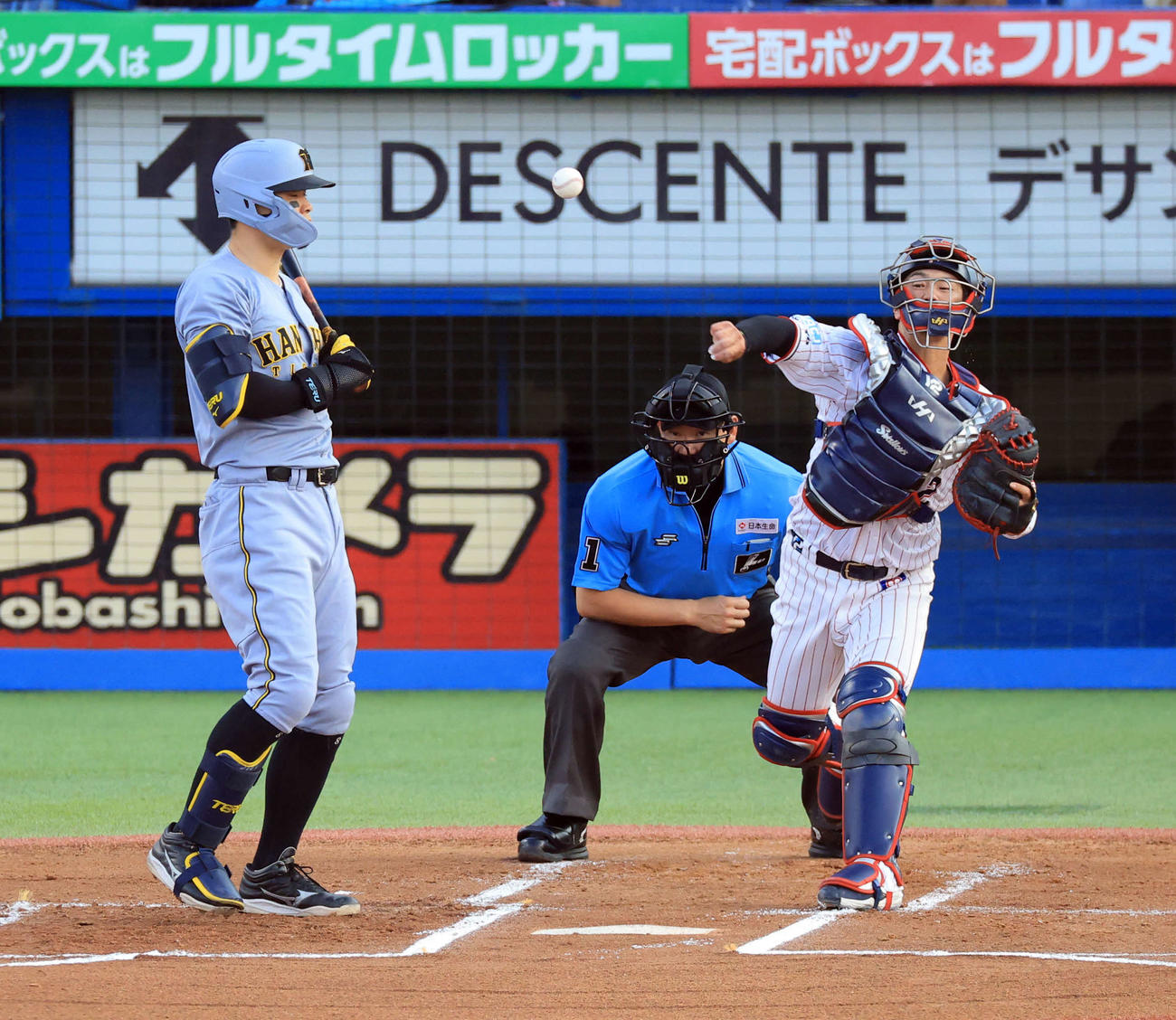 ヤクルト対阪神　1回表阪神2死一塁、中野の二塁盗塁を阻止する古賀。打者佐藤輝（撮影・浅見桂子）