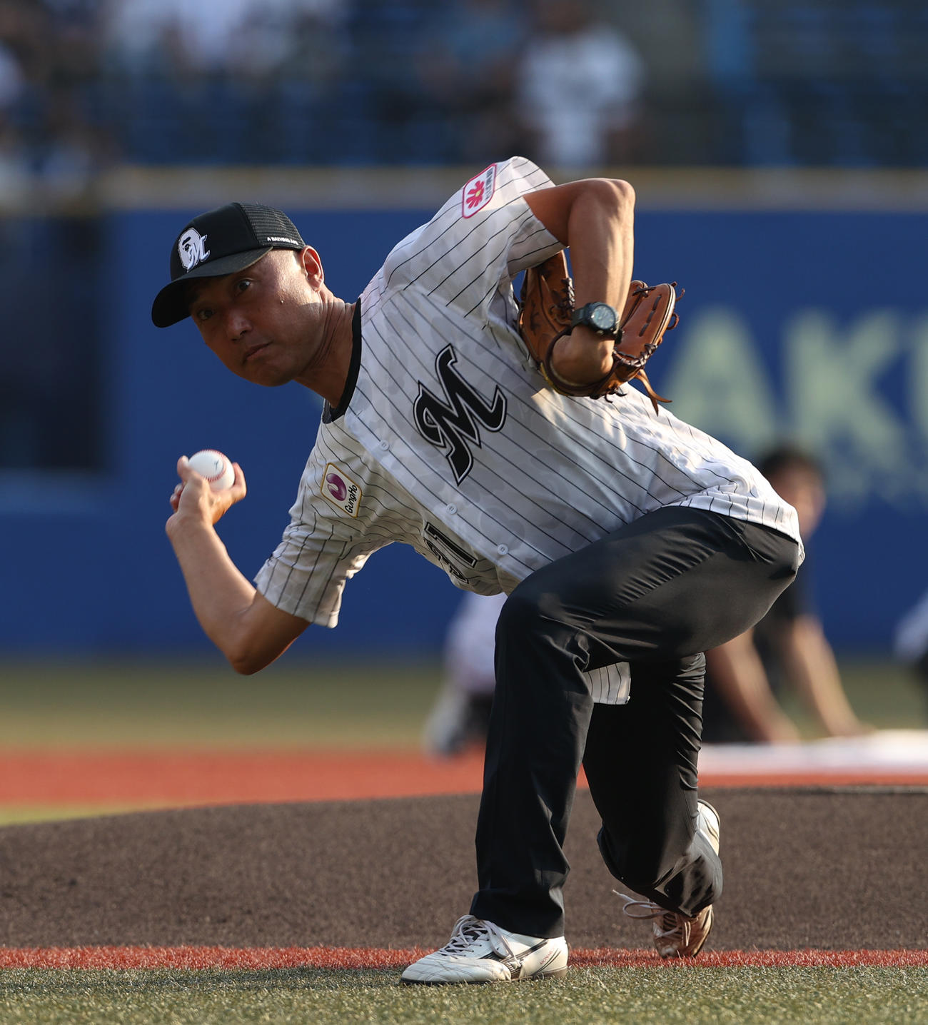 ロッテ対西武　ファーストピッチセレモニーを行うロッテOB渡辺氏（撮影・水谷安孝）