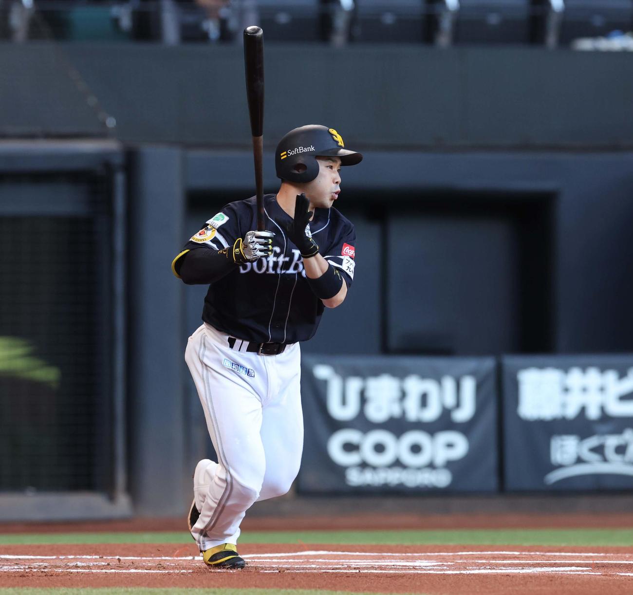 日本ハム対ソフトバンク　1回表ソフトバンク2死、中前打を放つ近藤（撮影・黒川智章）