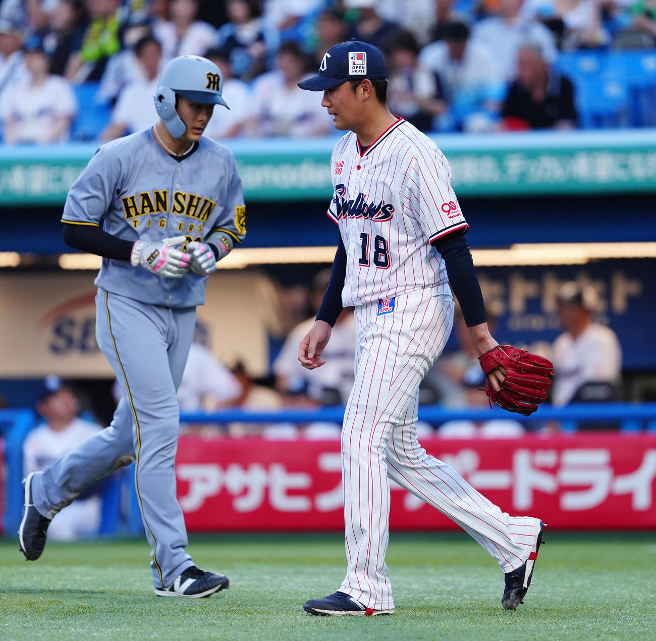 ヤクルト対阪神　3回表阪神2死一、二塁、中野に制適時打を許した奥川、左は生還した小幡（撮影・清水貴仁）