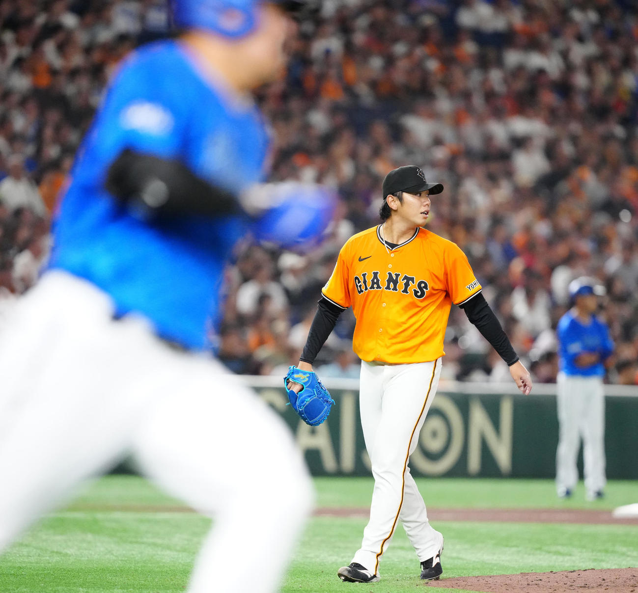 巨人対DeNA 8回表DeNA2死、筒香（手前）を中飛に仕留める又木（撮影・江口和貴）