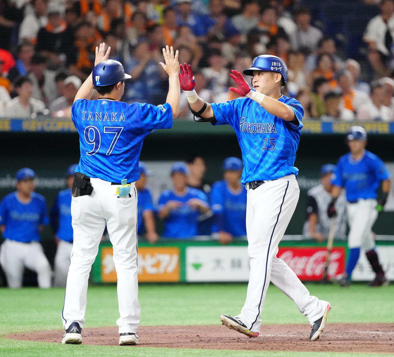 巨人対DeNA 4回表DeNA1死、中越えソロ本塁打を放ち生還した筒香（右）（撮影・江口和貴）