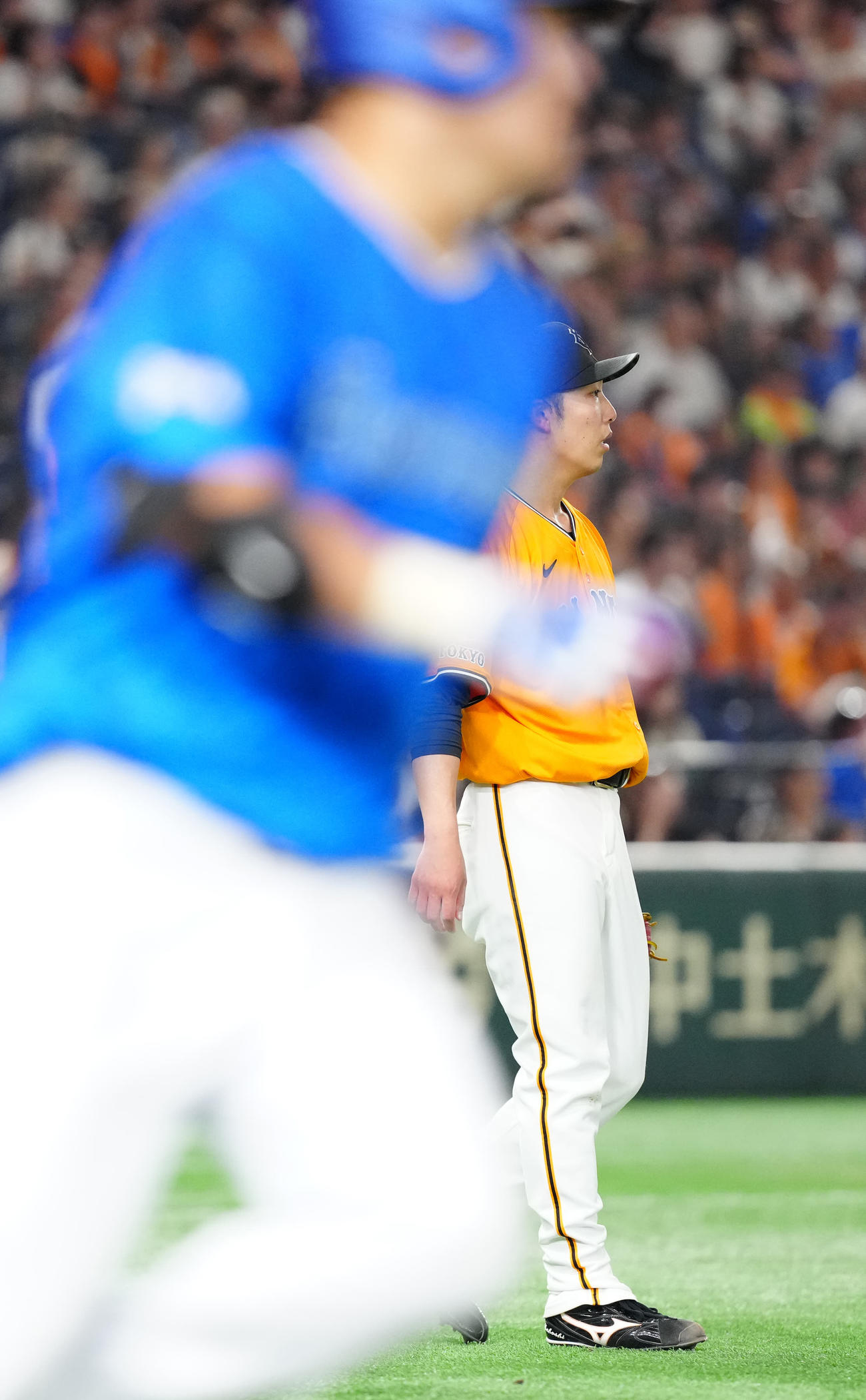 巨人対DeNA 4回表DeNA1死、筒香（手前）にソロ本塁打を浴びる赤星（撮影・江口和貴）