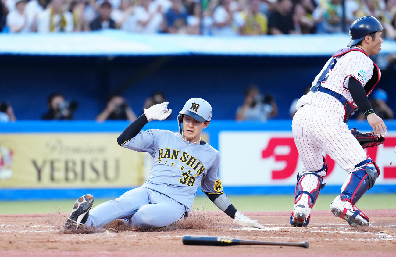 ヤクルト対阪神　3回表阪神2死一、二塁、中野の先制の中前適時打で生還する二塁走者小幡。捕手古賀（撮影・鈴木みどり）