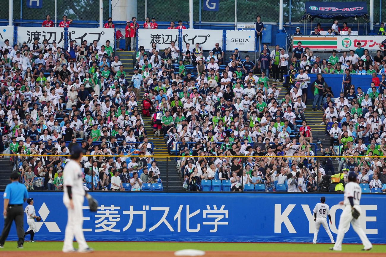 ヤクルト対阪神　4回表阪神無死、佐藤輝の打球は伸びていき右越えソロ本塁打となる（撮影・清水貴仁）