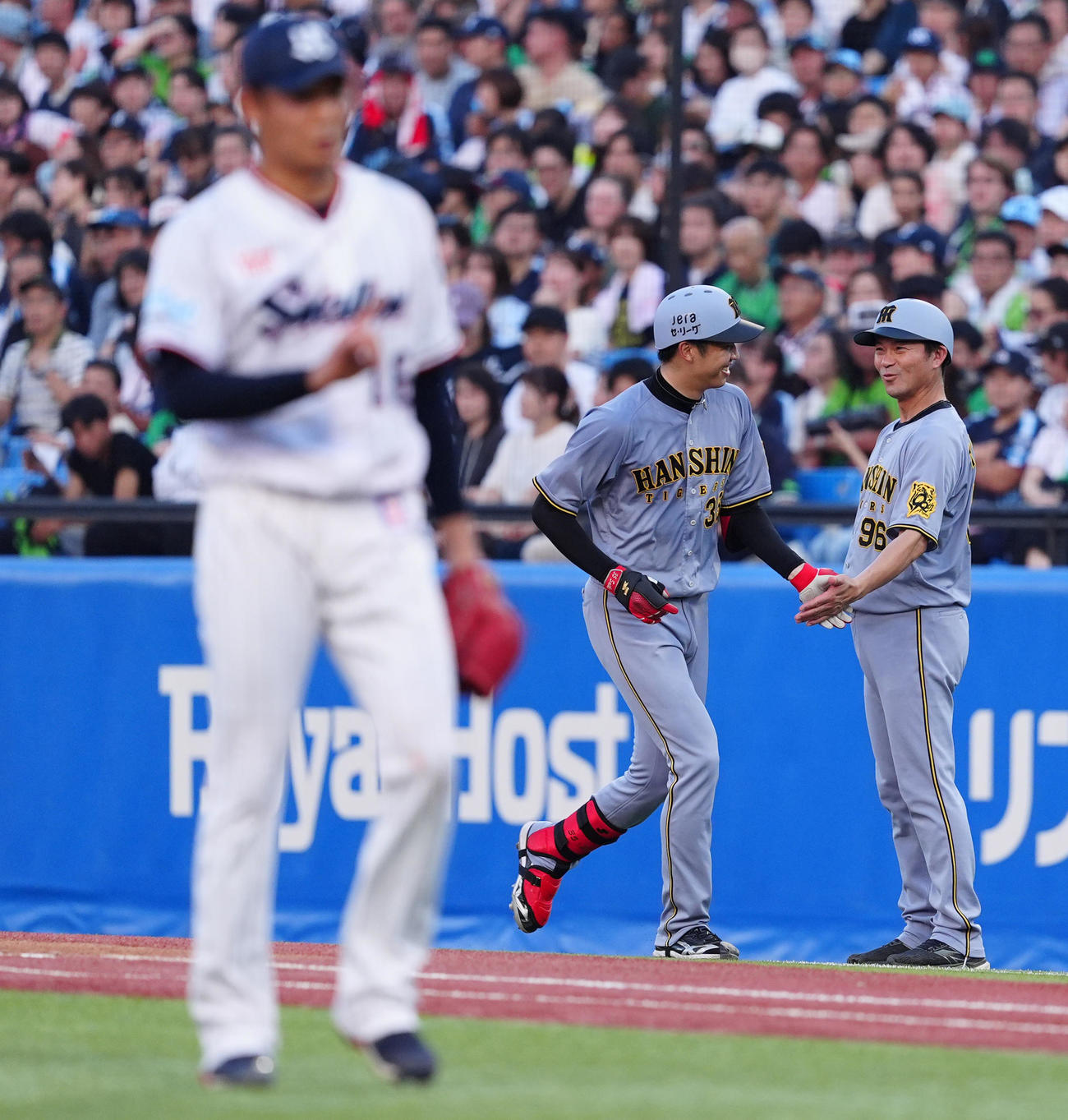 ヤクルト対阪神　3回表阪神1死一塁、投前にバント犠打を成功させ笑顔の才木（中央）（撮影・清水貴仁）