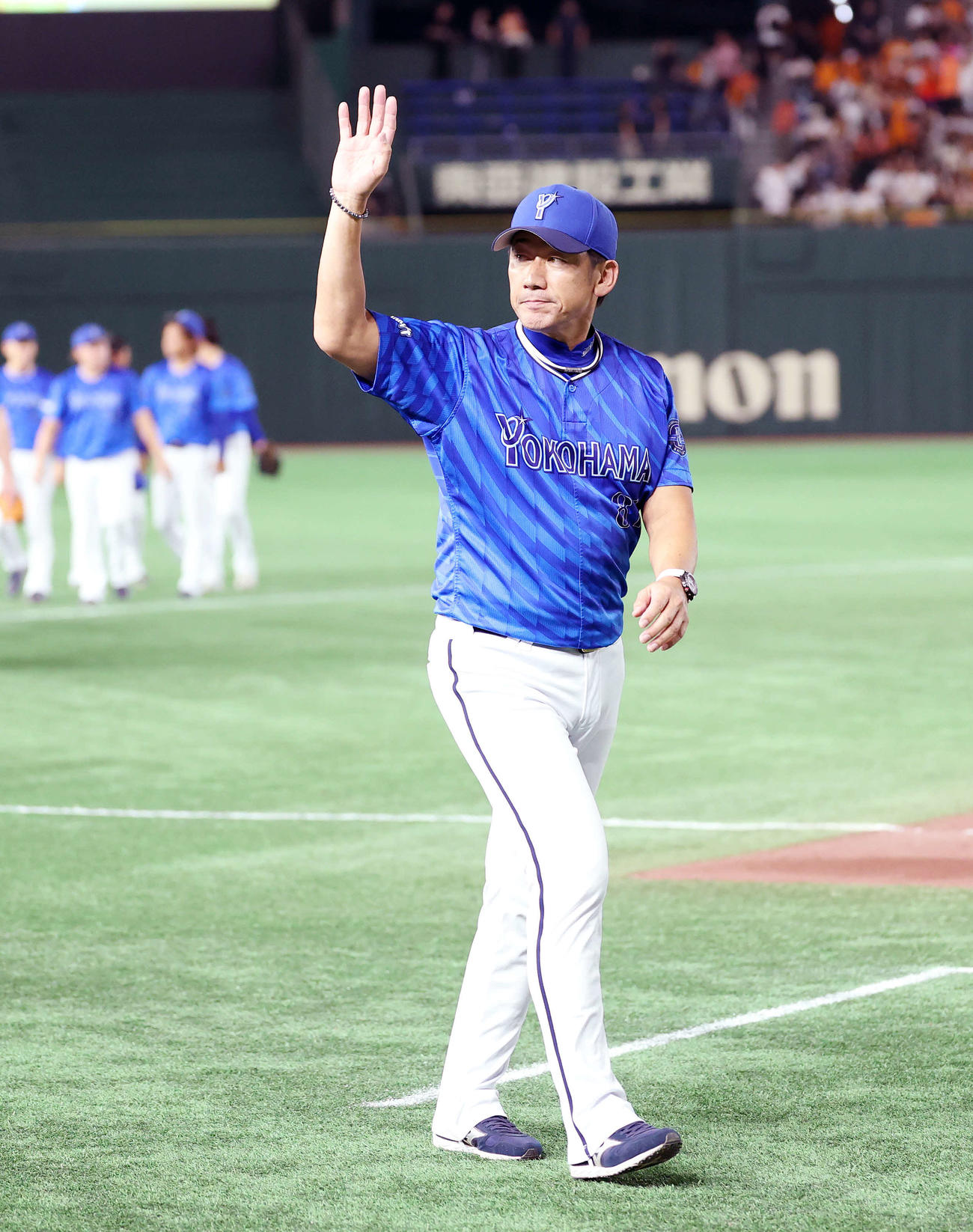 巨人対DeNA　勝利しファンに手を振り引き揚げるDeNA三浦監督（撮影・鈴木正人）
