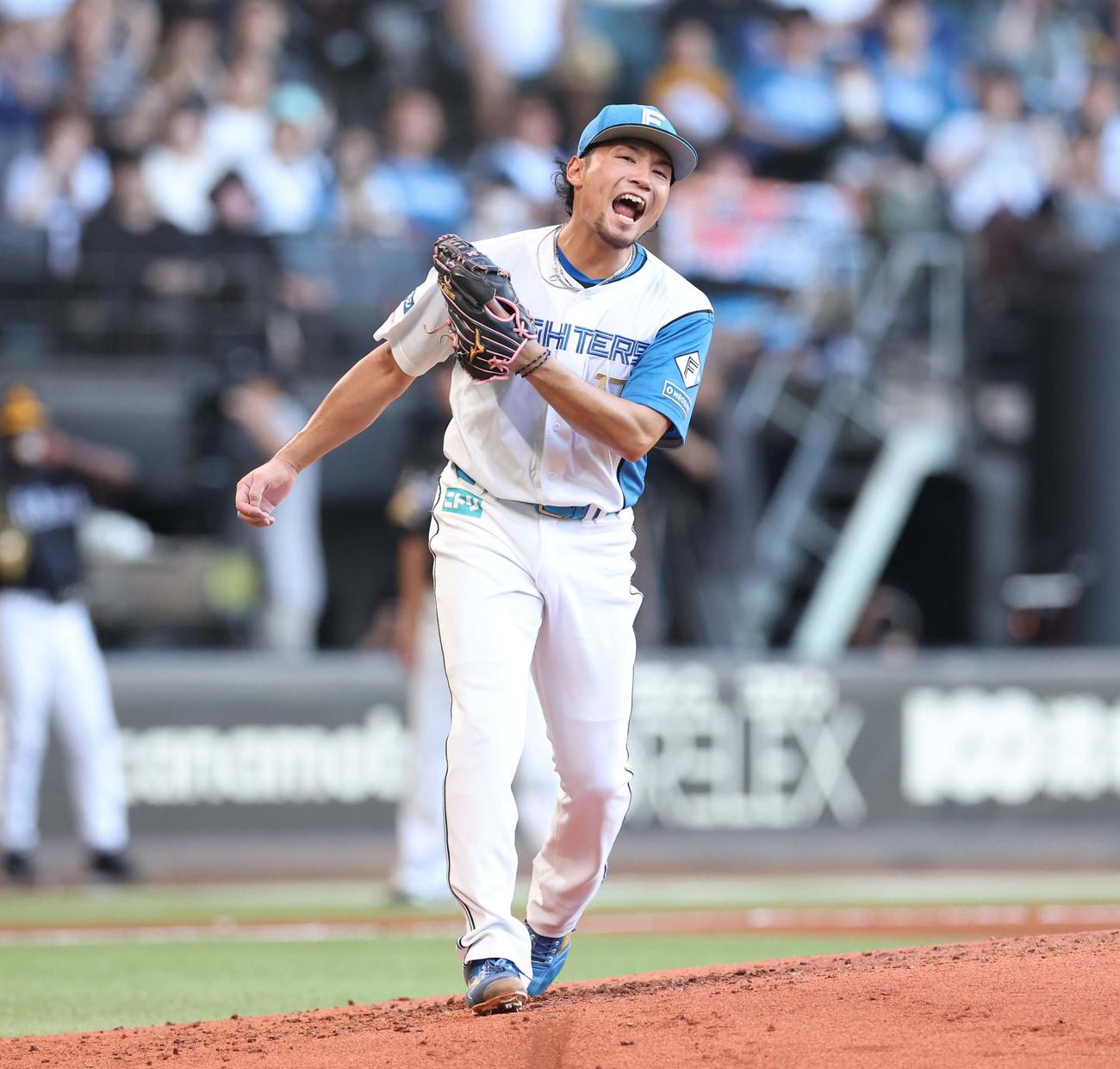 日本ハム対ソフトバンク　5回表ソフトバンク2死、周東を三振にとり叫ぶ伊藤（撮影・黒川智章）