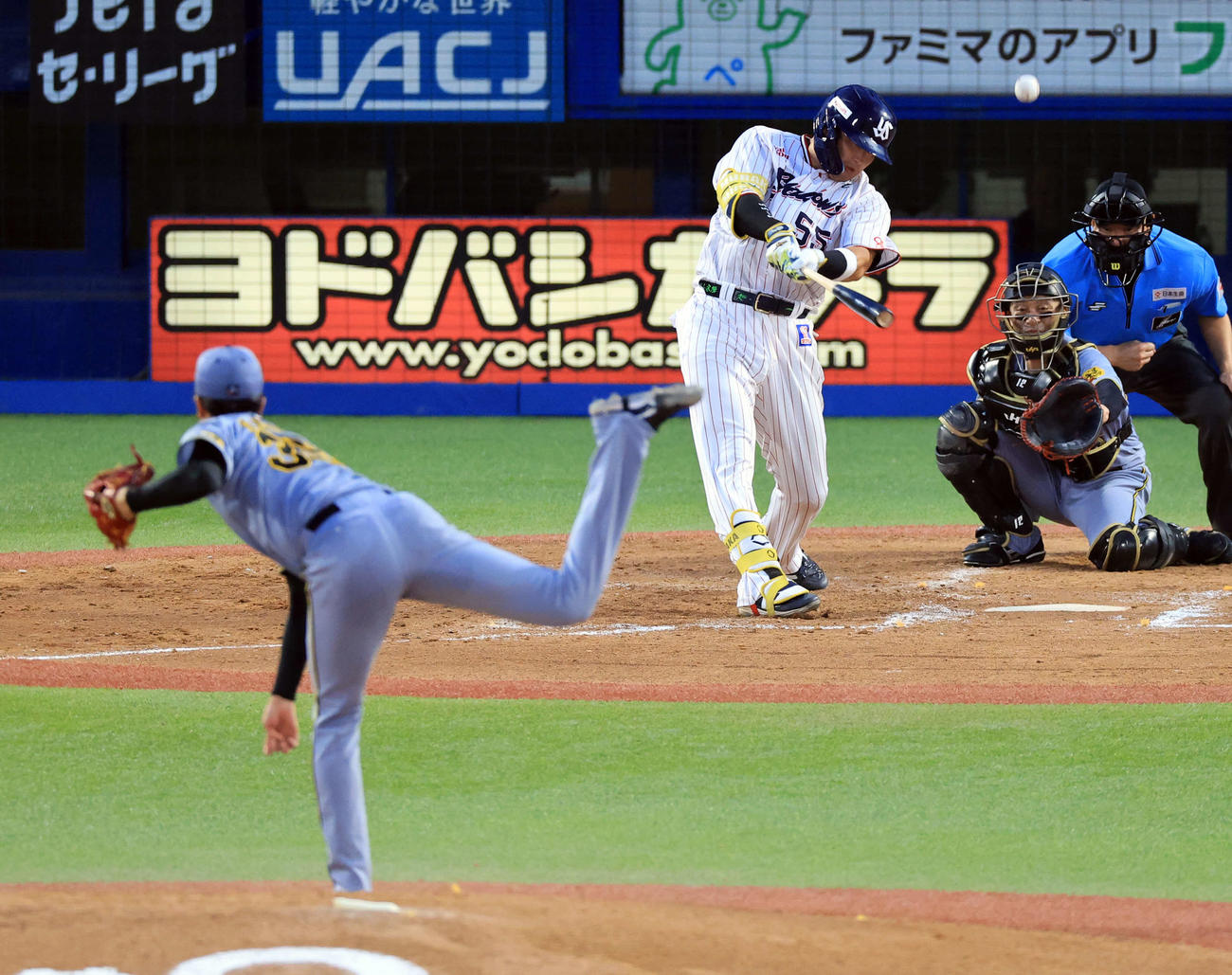 ヤクルト対阪神　4回裏ヤクルト無死、村上は左越えソロ本塁打を放つ。投手才木（撮影・浅見桂子）