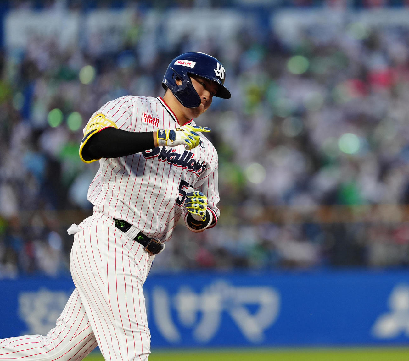 ヤクルト対阪神　4回裏ヤクルト無死、左越えソロ本塁打を放つ村上（撮影・清水貴仁）