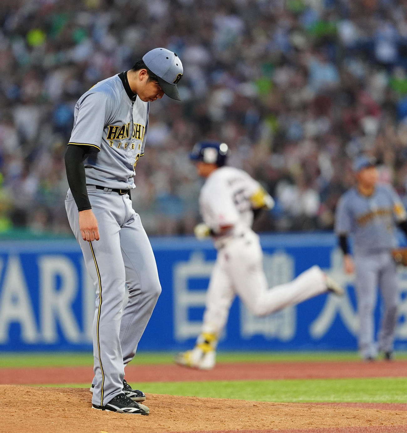 ヤクルト対阪神　4回裏ヤクルト無死、村上に左越えソロ本塁打を浴びる才木（撮影・清水貴仁）