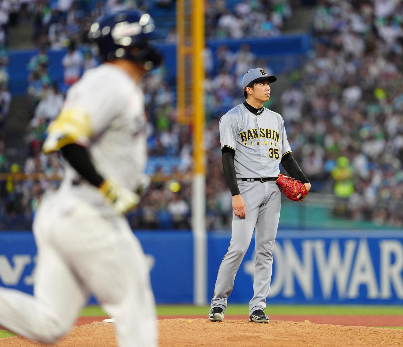 ヤクルト対阪神　4回裏ヤクルト無死、村上に左越えソロ本塁打を浴びる才木（撮影・清水貴仁）