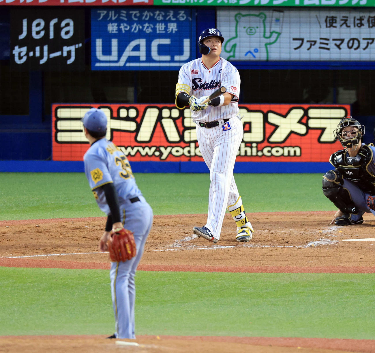 ヤクルト対阪神　4回裏ヤクルト無死、村上は左越えソロ本塁打を放つ。投手才木（撮影・浅見桂子）