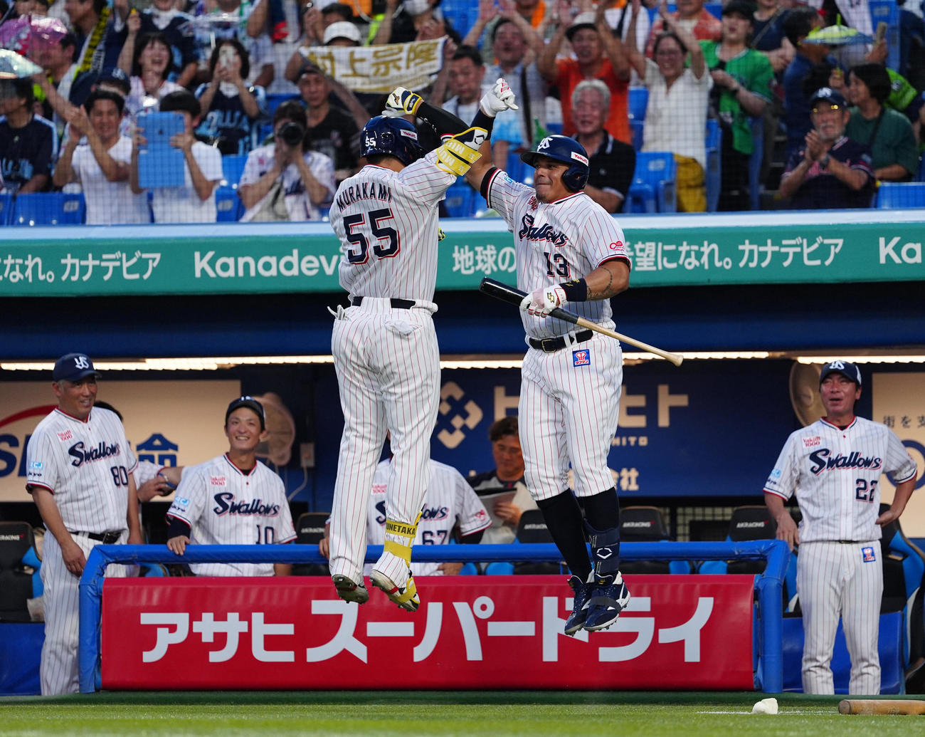 ヤクルト対阪神　4回裏ヤクルト無死、左越えソロ本塁打を放ち生還する村上（中央左）、中央右はオスナ（撮影・清水貴仁）