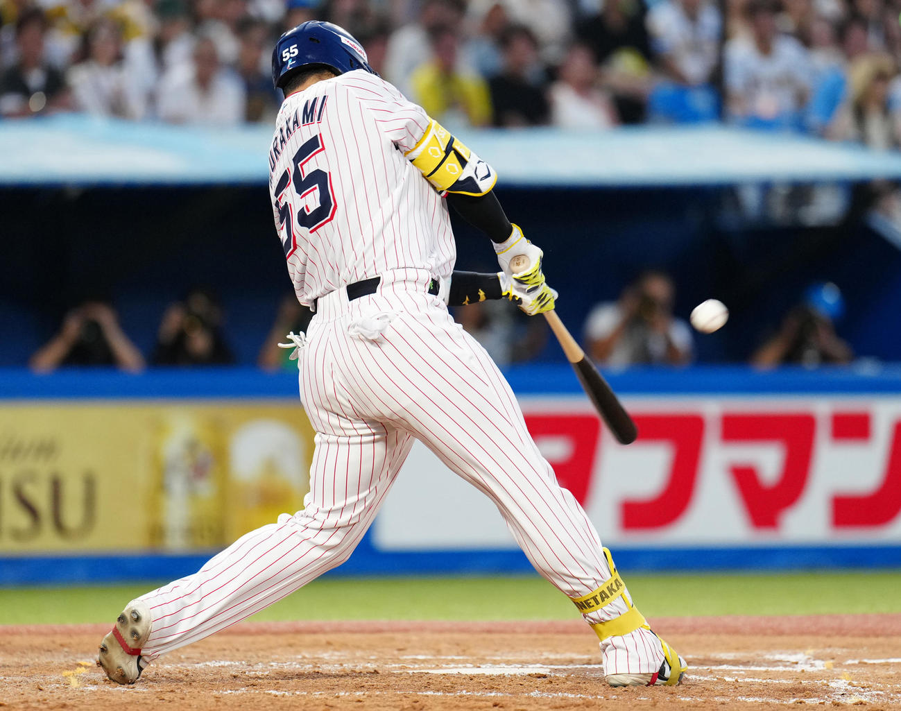 ヤクルト対阪神　4回裏ヤクルト無死、左中間にソロ本塁打を放つ村上（撮影・鈴木みどり）