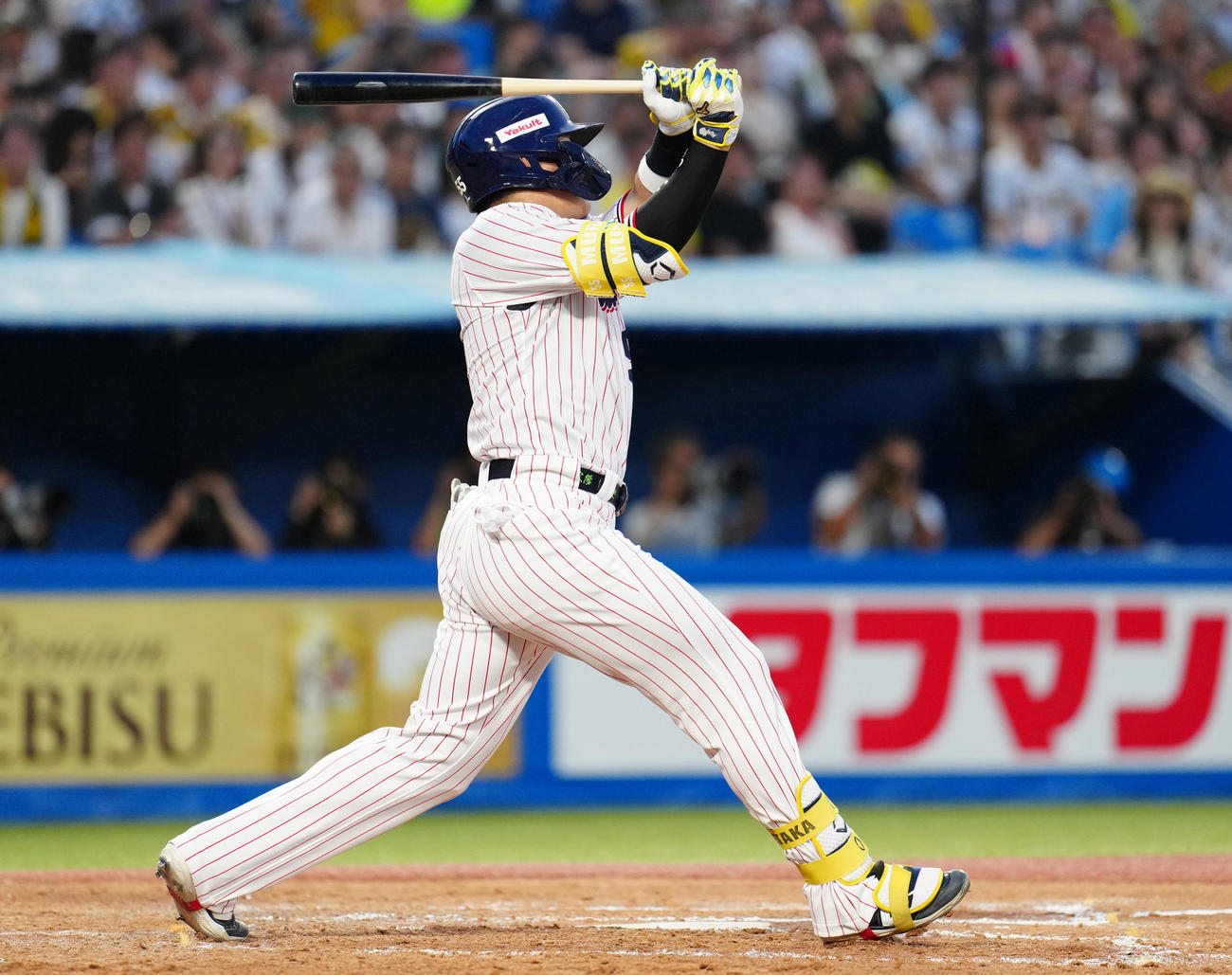 ヤクルト対阪神　4回裏ヤクルト無死、左中間にソロ本塁打を放つ村上（撮影・鈴木みどり）
