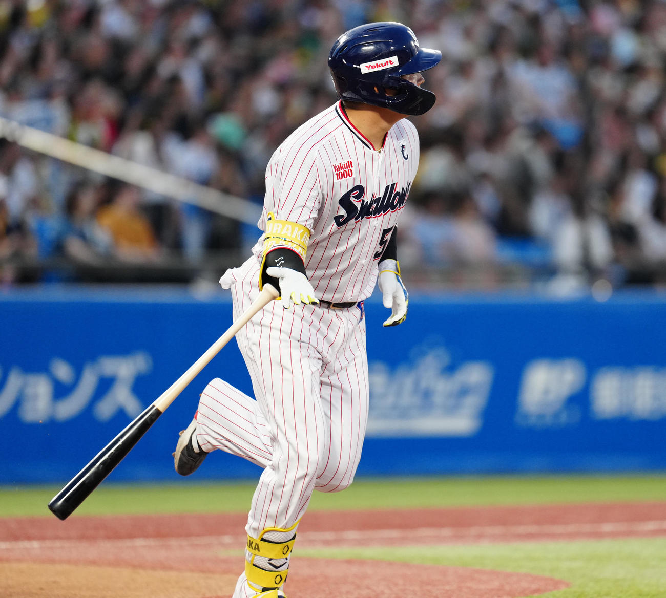 ヤクルト対阪神　4回裏ヤクルト無死、左中間にソロ本塁打を放つ村上（撮影・鈴木みどり）