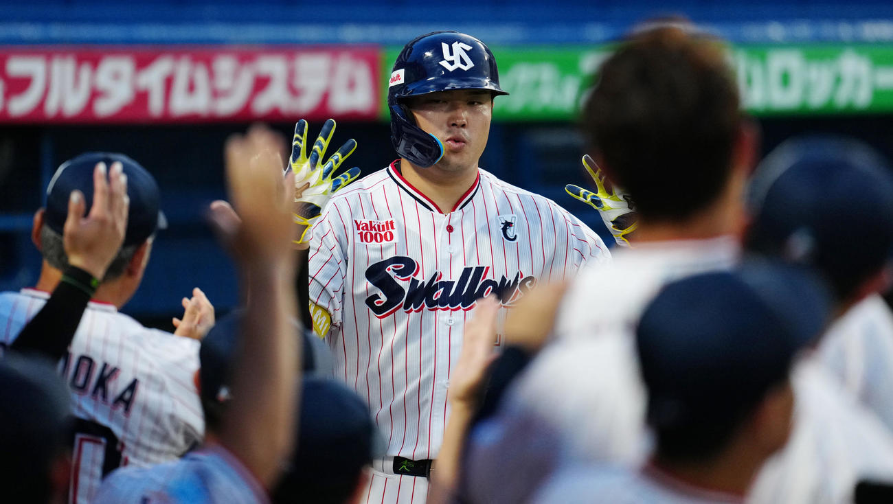 ヤクルト対阪神　4回裏ヤクルト無死、左中間にソロ本塁打を放った村上はベンチ前でポーズ（撮影・鈴木みどり）