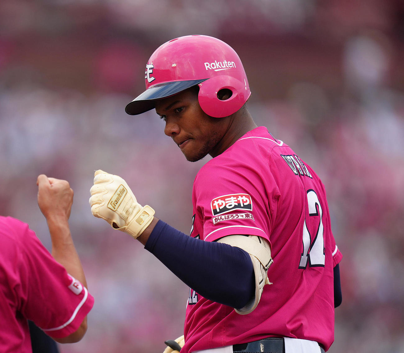楽天対オリックス　4回裏楽天1死一塁、ゴンザレスは右前打を放ちタッチを交わす（撮影・足立雅史）