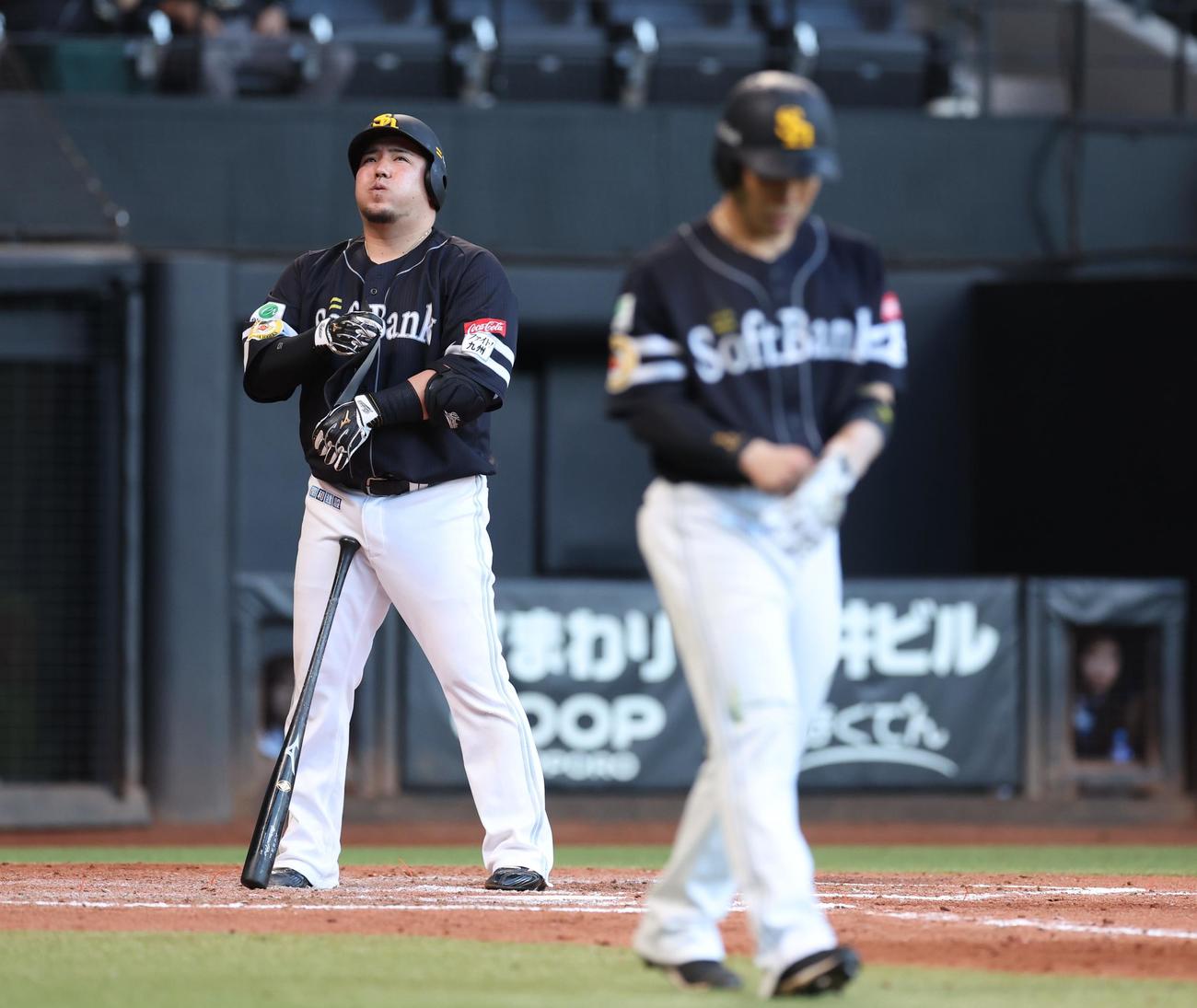 日本ハム対ソフトバンク　8回表ソフトバンク2死二塁、近藤（右）が申告敬遠され息を整える山川（撮影・黒川智章）