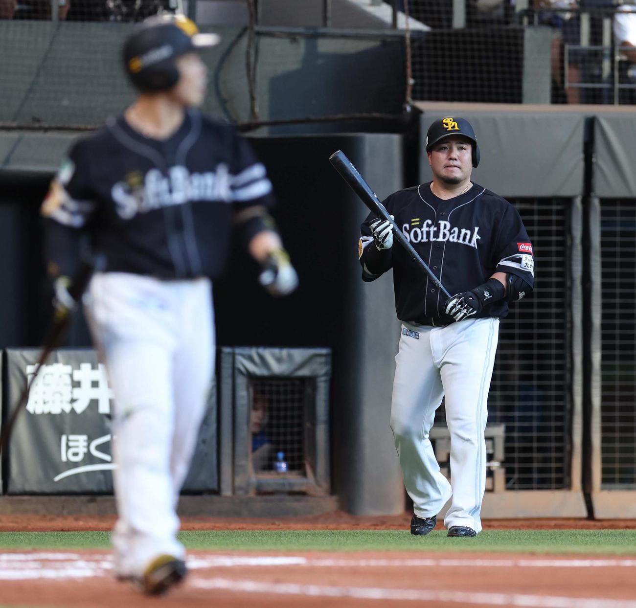日本ハム対ソフトバンク　10回表ソフトバンク2死二塁、近藤（左）が申告敬遠され打席に向かう山川（撮影・黒川智章）