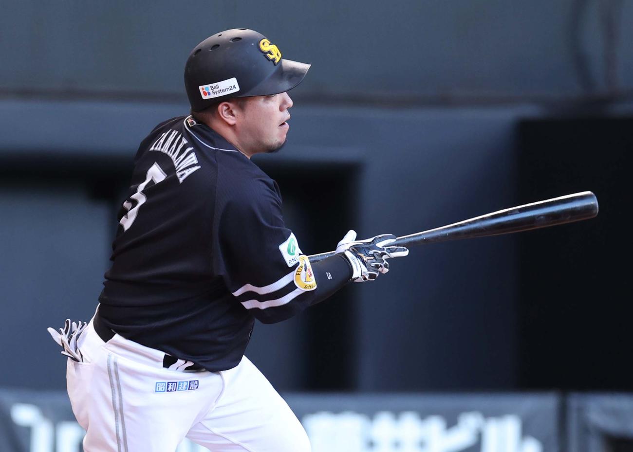 日本ハム対ソフトバンク　1回表ソフトバンク2死一塁、中前打を放つ山川（撮影・黒川智章）