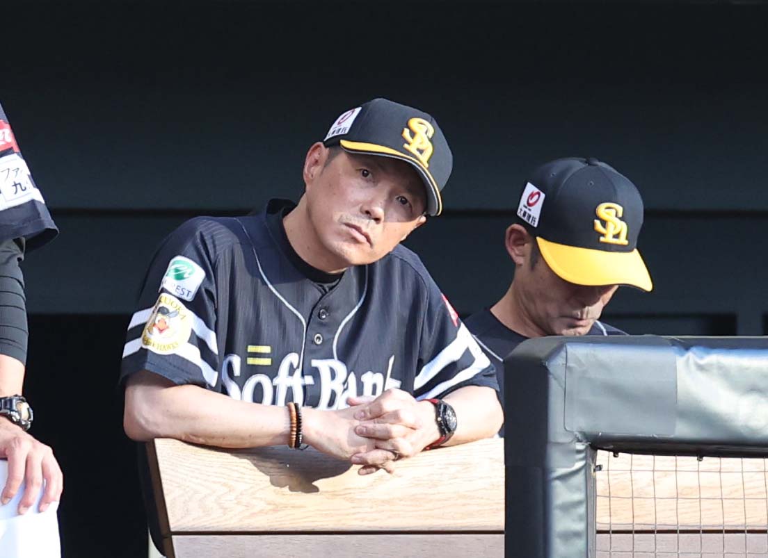 日本ハム対ソフトバンク　試合を見つめる小久保監督（撮影・黒川智章）