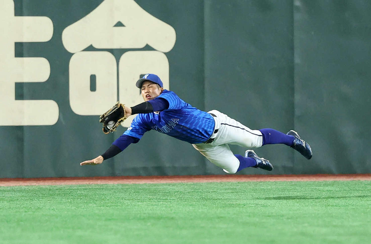 巨人対DeNA 6回裏巨人無死、岡本の打球を好捕するDeNA桑原（撮影・鈴木正人）