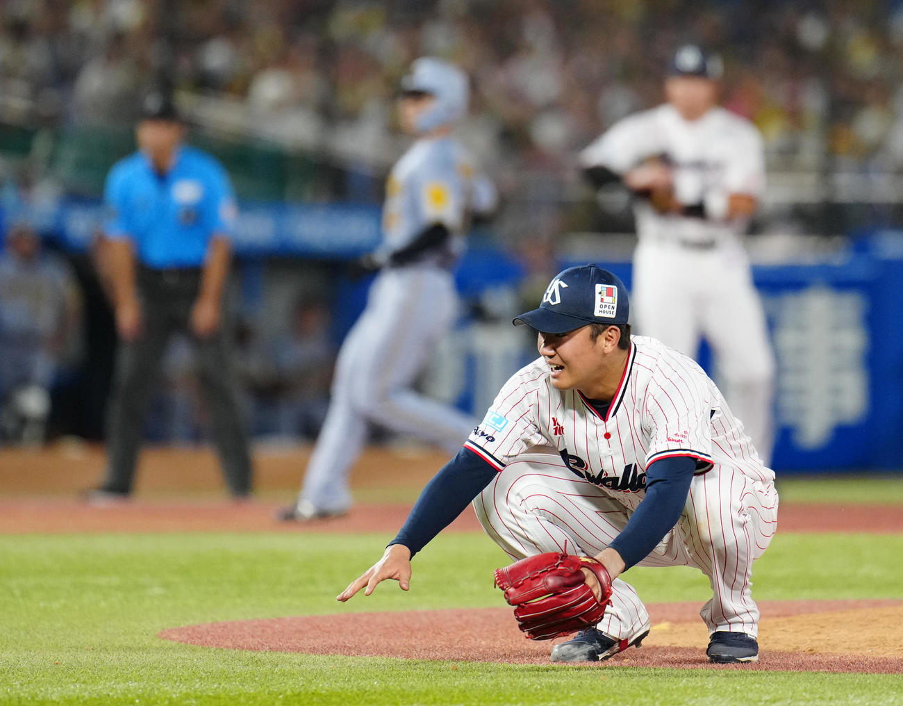 ヤクルト対阪神　6回表阪神2死満塁、才木に押し出し四球を与えがっくりする奥川（撮影・鈴木みどり）