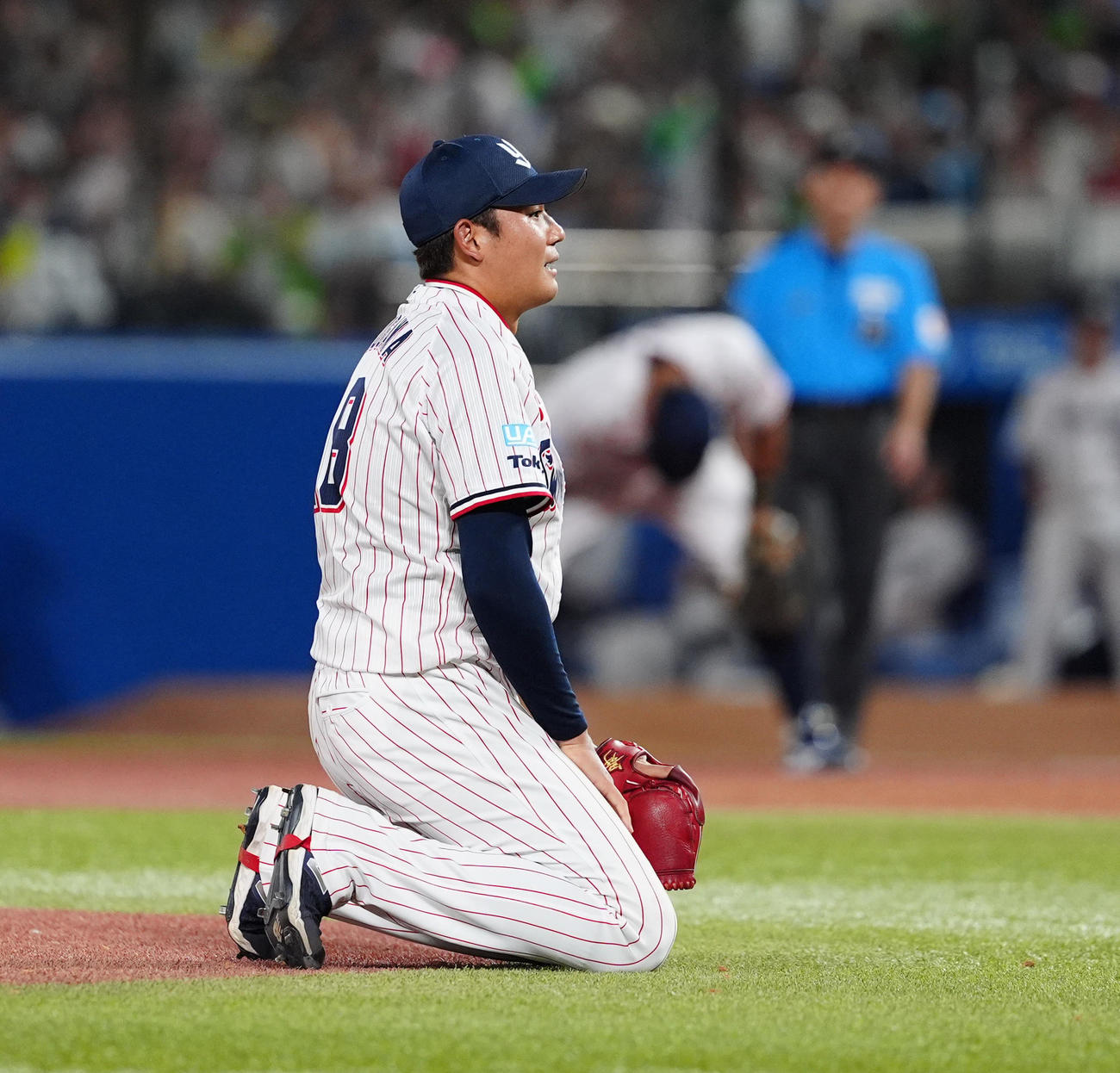 ヤクルト対阪神　6回表阪神2死満塁、才木に押し出し四球を選ばれがっくりする奥川（撮影・清水貴仁）