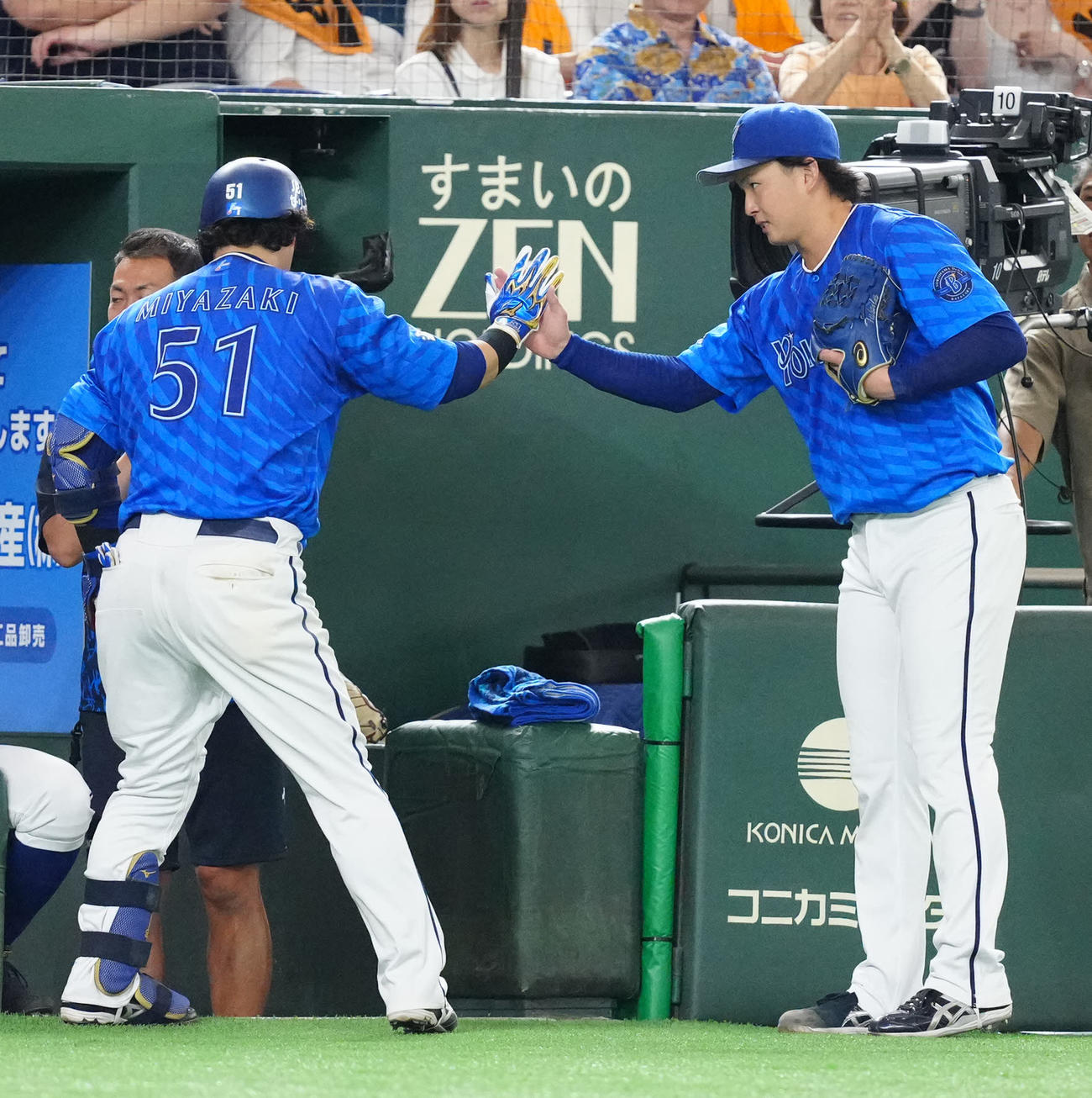 巨人対DeNA 5回表DeNA2死一塁、2点本塁打を放った宮崎（左）とタッチを交わす竹田（撮影・江口和貴）