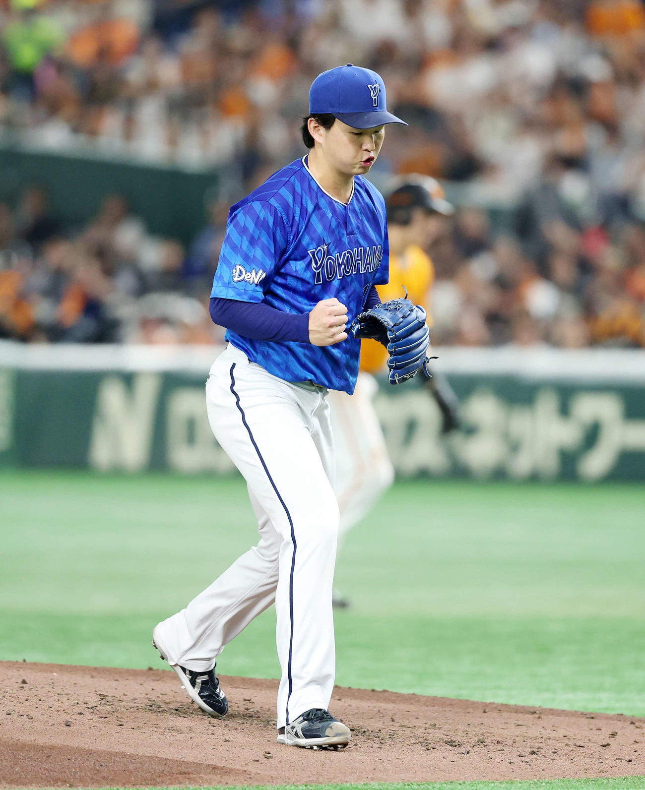 巨人対DeNA 3回裏、巨人の攻撃を抑えガッツポーズするDeNA竹田（撮影・鈴木正人）