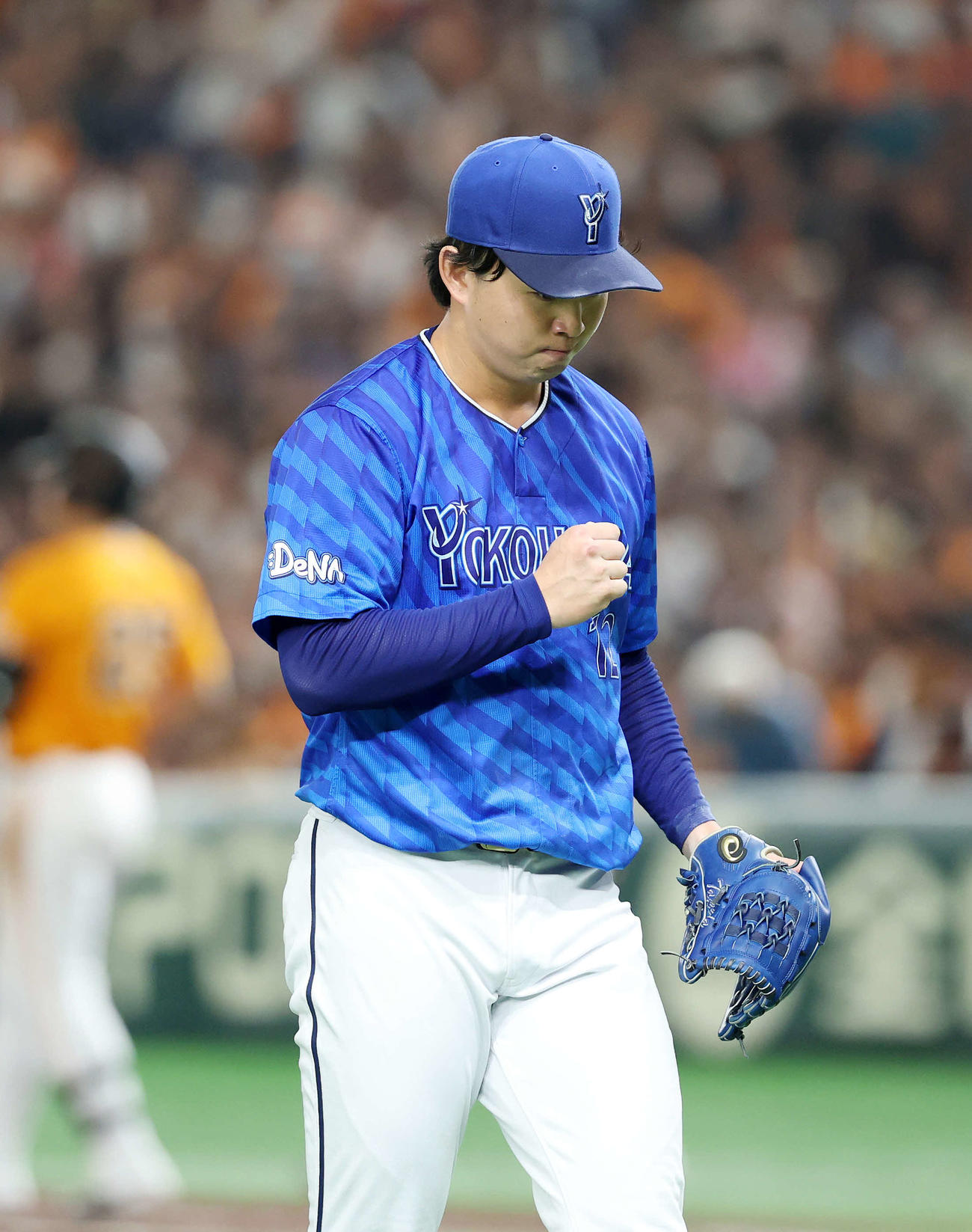 巨人対DeNA 1回裏、巨人の攻撃を抑えガッツポーズするDeNA竹田（撮影・鈴木正人）