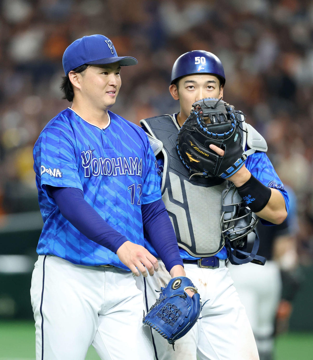 巨人対DeNA 6回裏、巨人の攻撃を抑えベンチに引き揚げるDeNA竹田（左）と山本（撮影・鈴木正人）