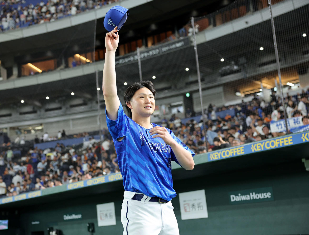 巨人対DeNA　勝利しファンに手を振るDeNA竹田（撮影・鈴木正人）