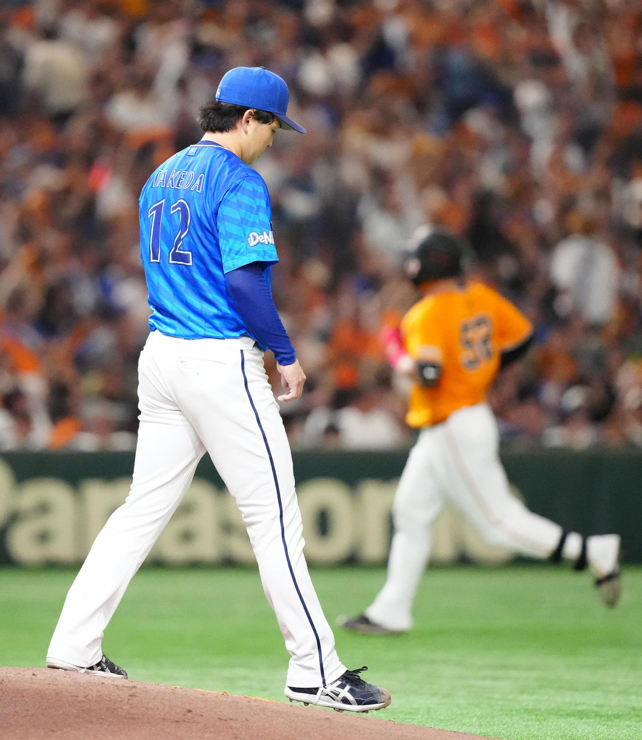 巨人対DeNA 5回裏巨人2死、リチャード（後方）にソロ本塁打を浴びる竹田（撮影・江口和貴）