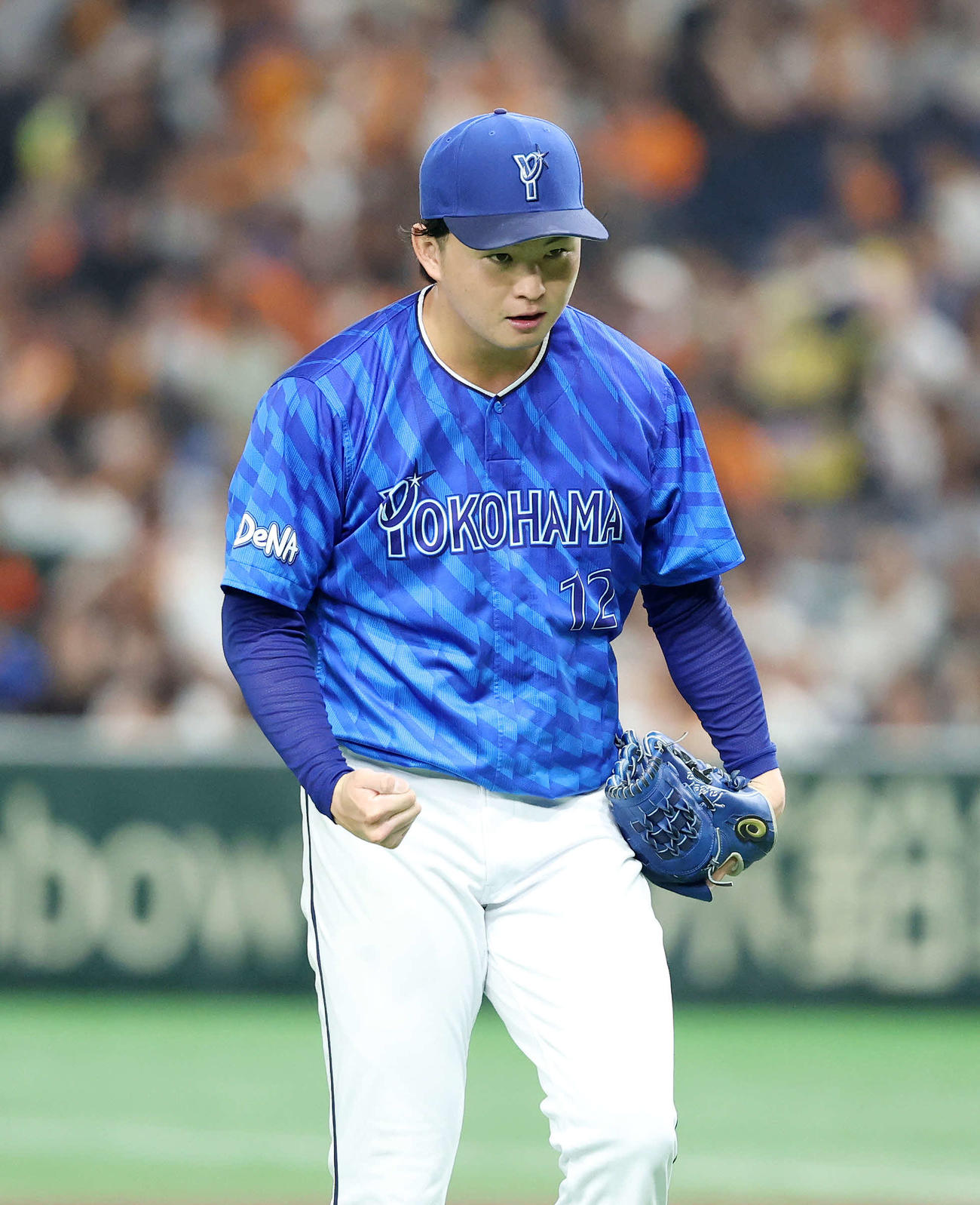 巨人対DeNA 6回裏、巨人の攻撃を抑えガッツポーズするDeNA竹田（撮影・鈴木正人）