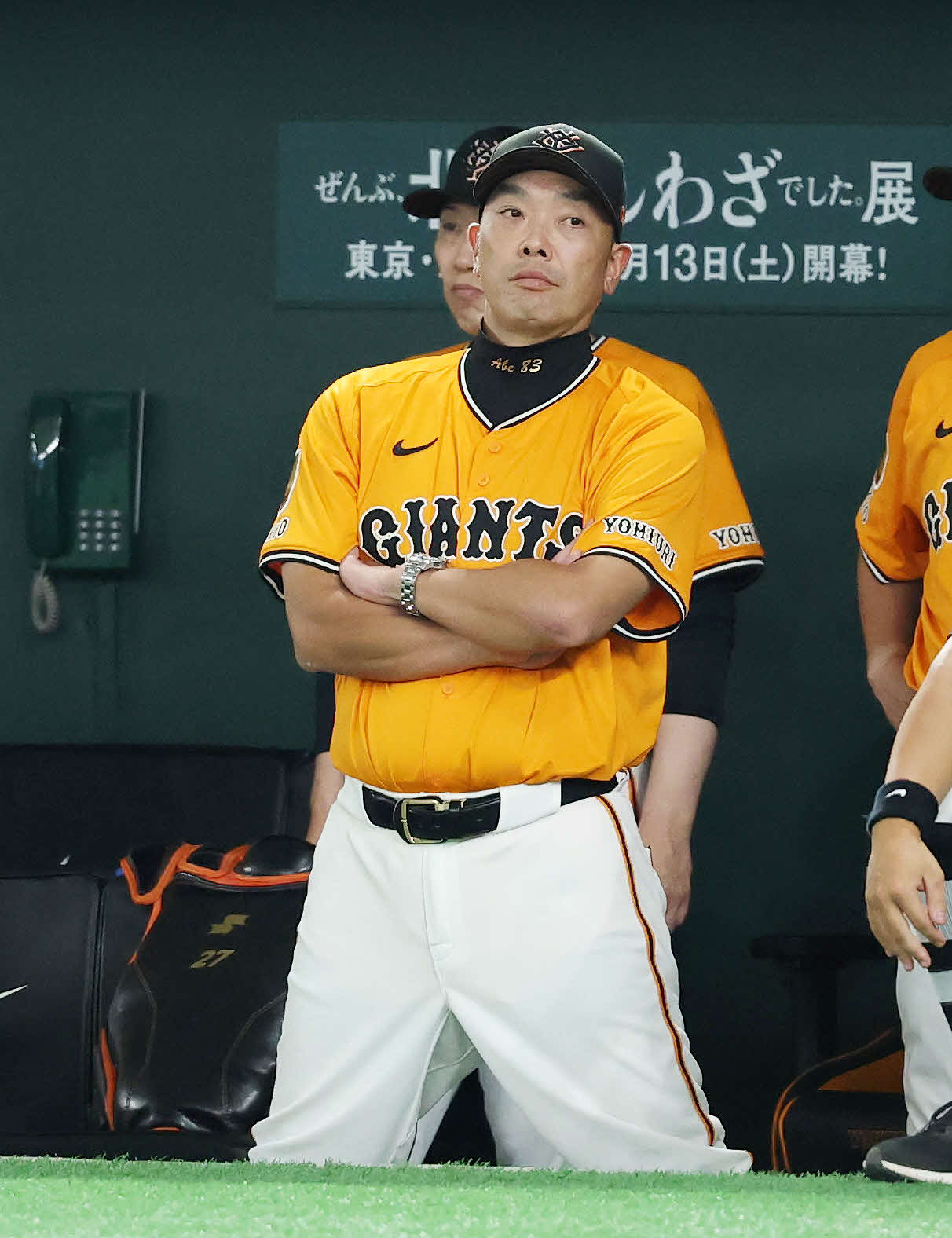 巨人対DeNA 9回裏、戦況を見つめる巨人阿部監督（撮影・鈴木正人）