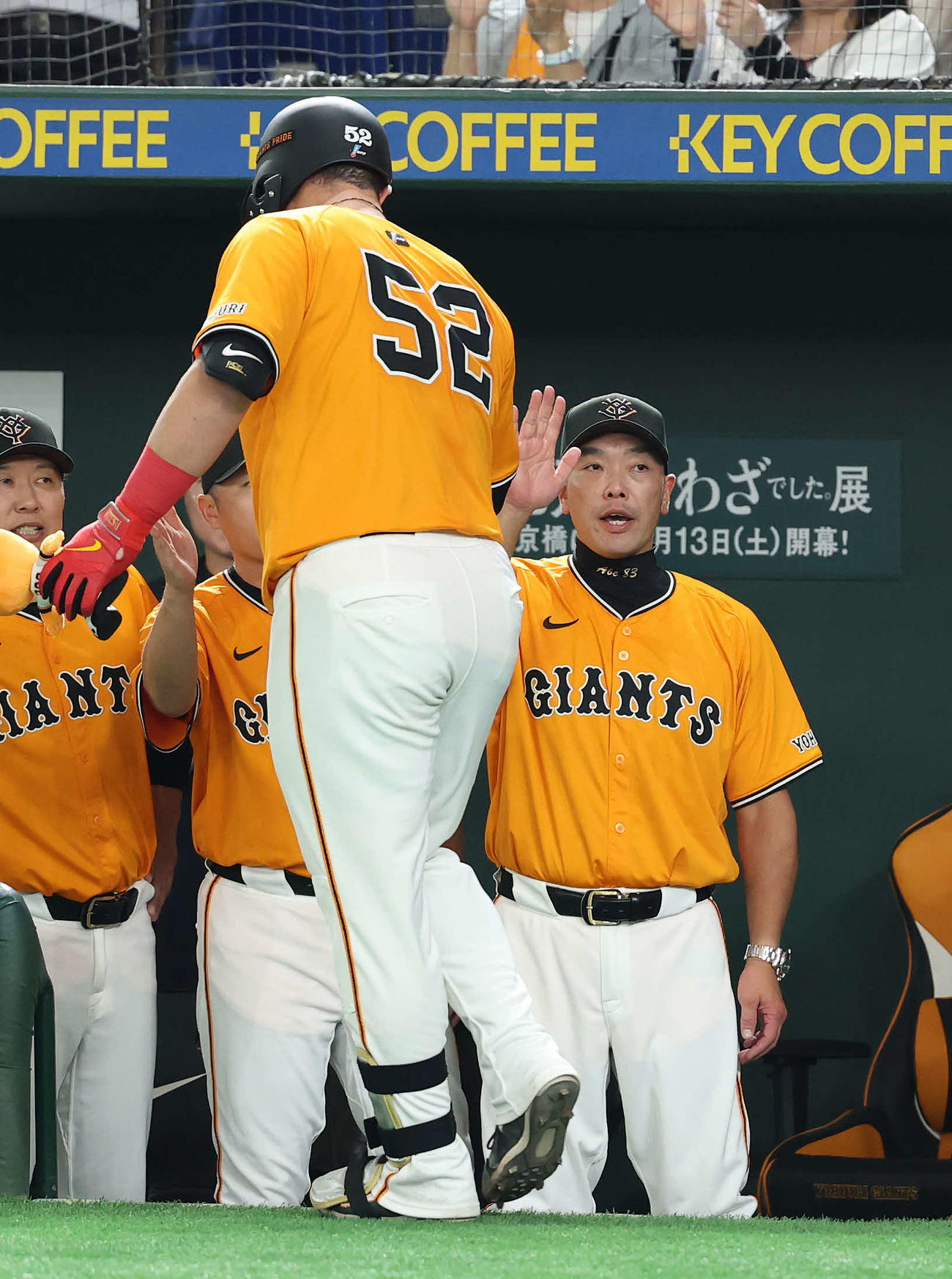 巨人対DeNA 5回裏巨人2死、リチャード（左）の左中間ソロ本塁打を迎える阿部監督（撮影・鈴木正人）