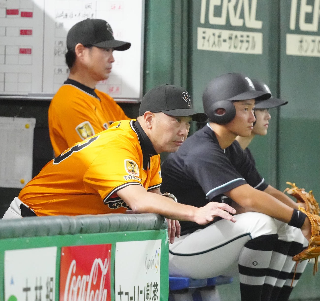 巨人対DeNA 9回裏、ベンチから戦況を見つめる巨人阿部監督（撮影・江口和貴）