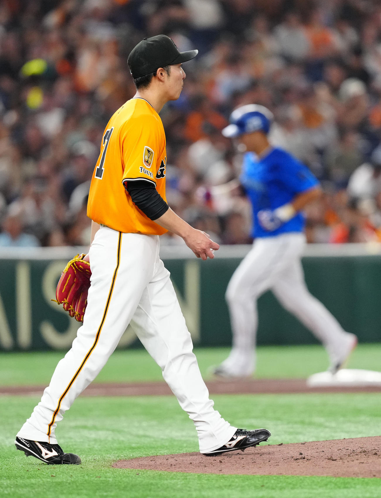 巨人対DeNA 4回表DeNA1死、筒香（後方）にソロ本塁打を浴びる赤星（撮影・江口和貴）