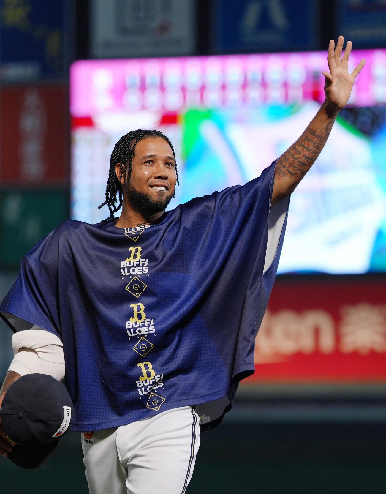 楽天対オリックス　4勝目を挙げ笑顔で声援に応えるオリックスのエスピノーザ（撮影・足立雅史）