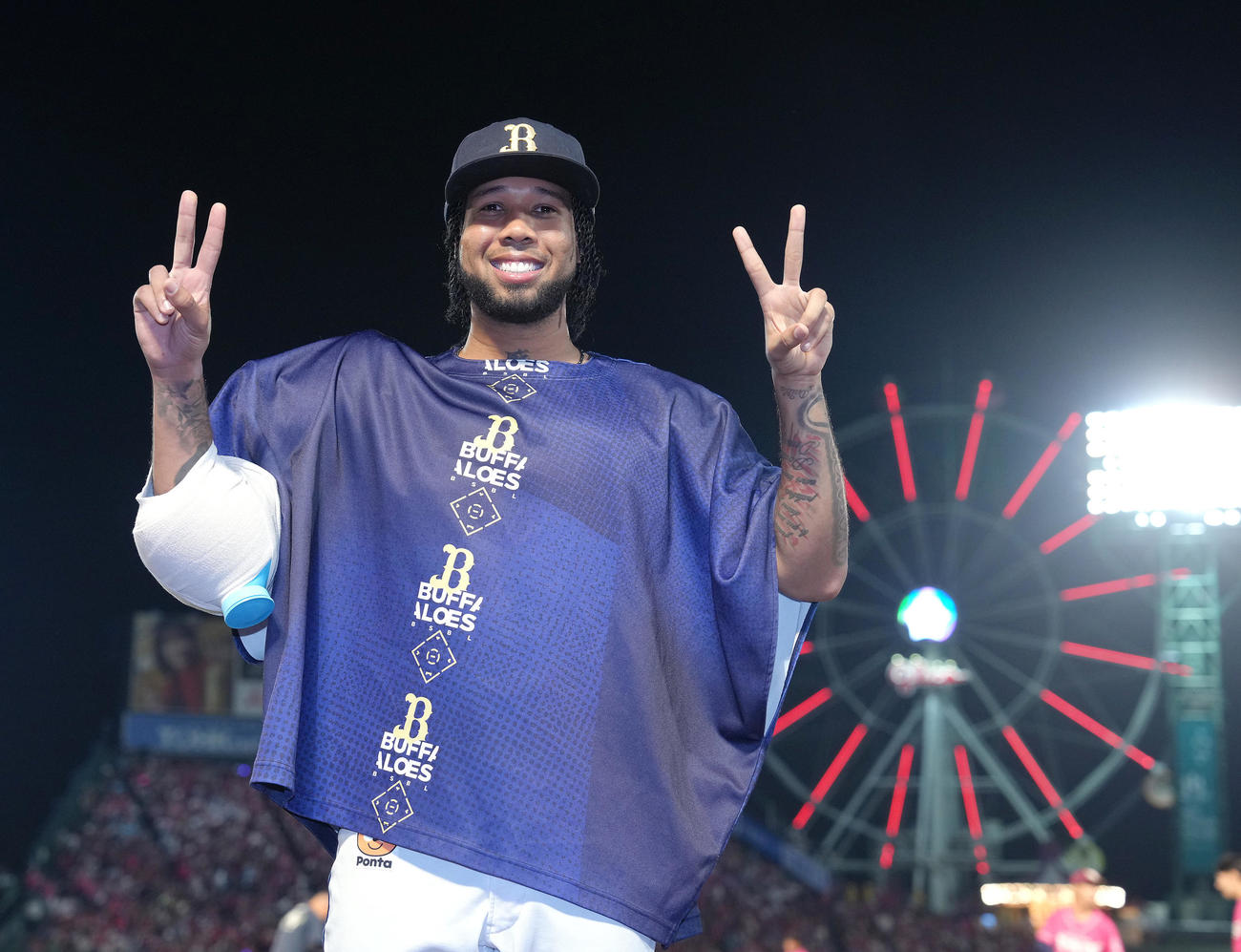 楽天対オリックス　4勝目を挙げ笑顔を見せるオリックスのエスピノーザ（撮影・足立雅史）
