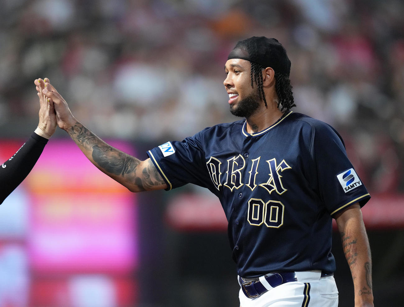 楽天対オリックス　7回を終え、笑顔でタッチを交わすオリックス先発のエスピノーザ（撮影・足立雅史）