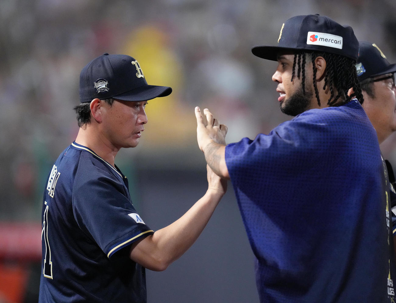 楽天対オリックス　4勝目を挙げ笑顔を見せるオリックスのエスピノーザ（右）をタッチで迎える岸田監督（撮影・足立雅史）