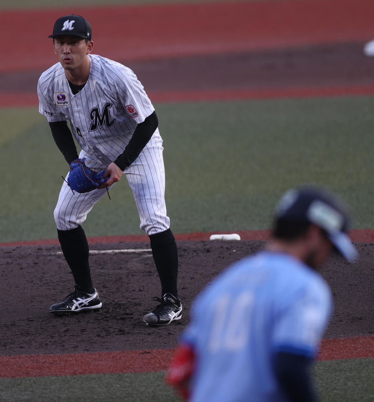 ロッテ対西武　2回表西武1死、デービスに四球を与えガックリする小島（撮影・水谷安孝）