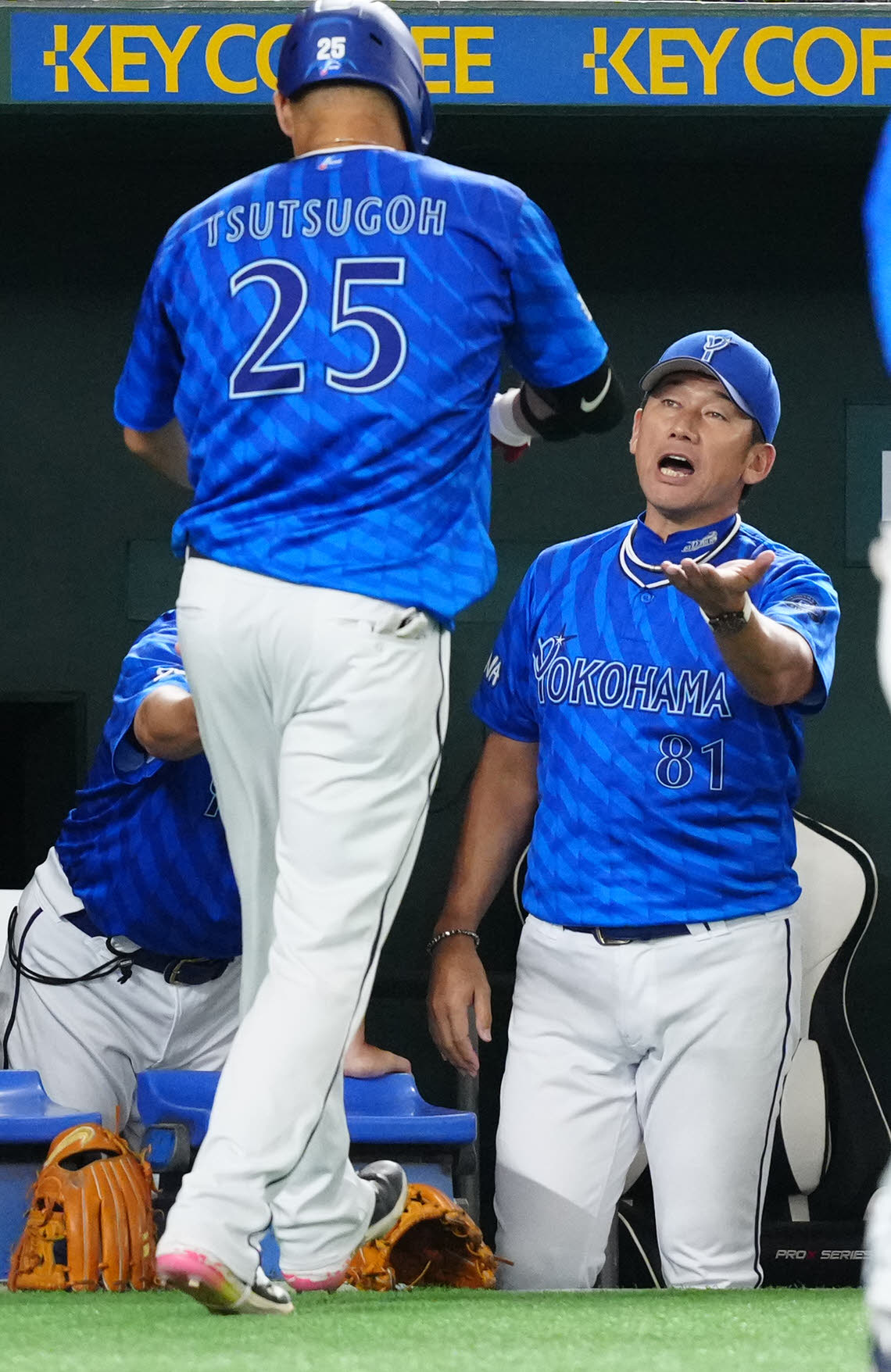 巨人対DeNA 4回表DeNA1死、ソロ本塁打を放った筒香（左）を迎える三浦監督（撮影・江口和貴）